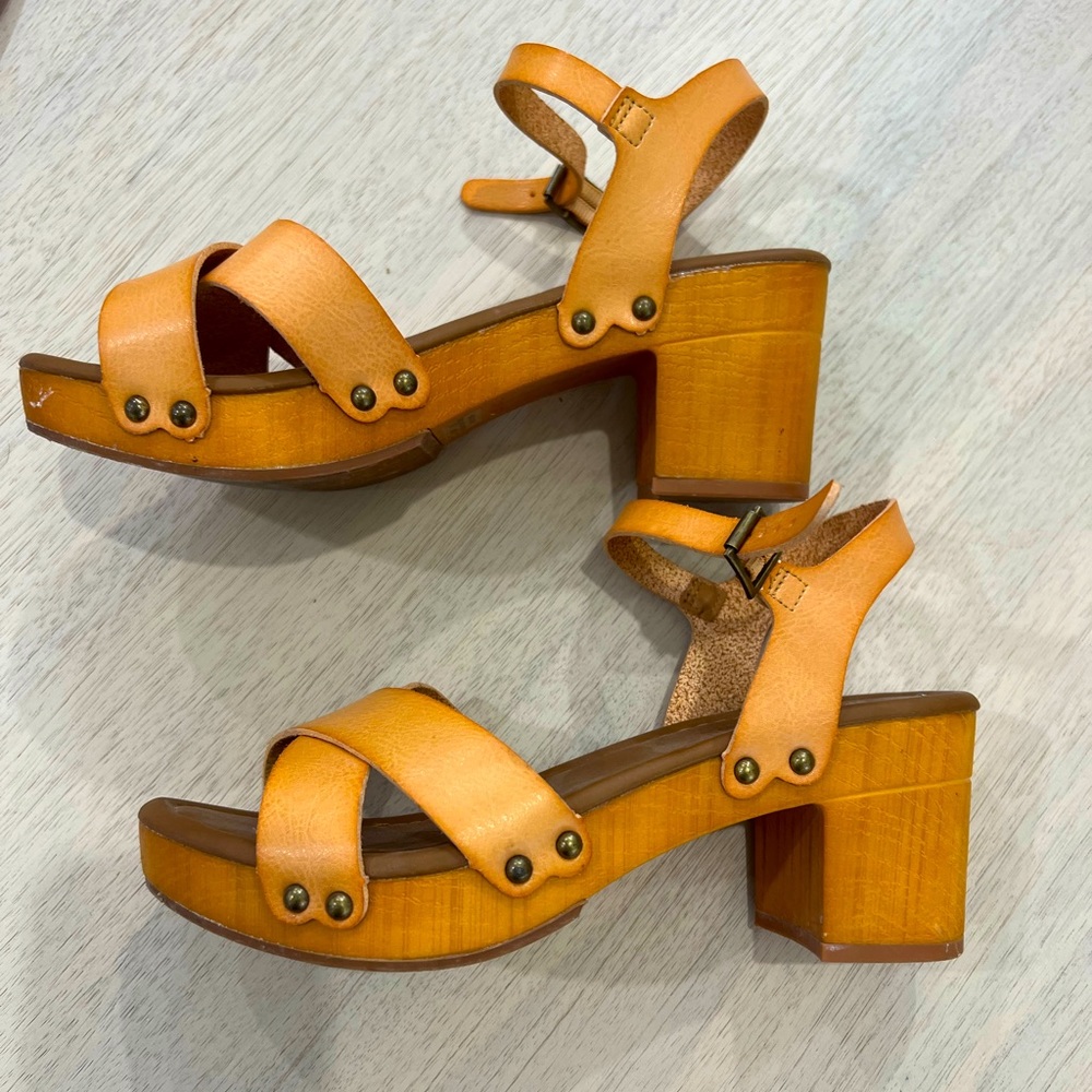 Cushinoaire sandels, pre loved size 6.5 with short heel